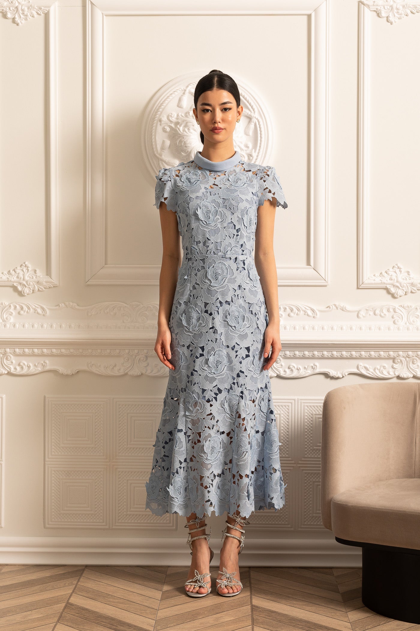 Vestido de Renda com Padrão Floral, Gola Alta e Saia Midi - Azul