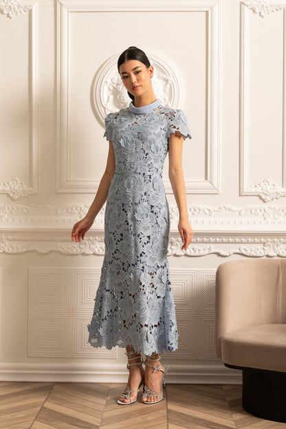 Vestido de Renda com Padrão Floral, Gola Alta e Saia Midi - Azul