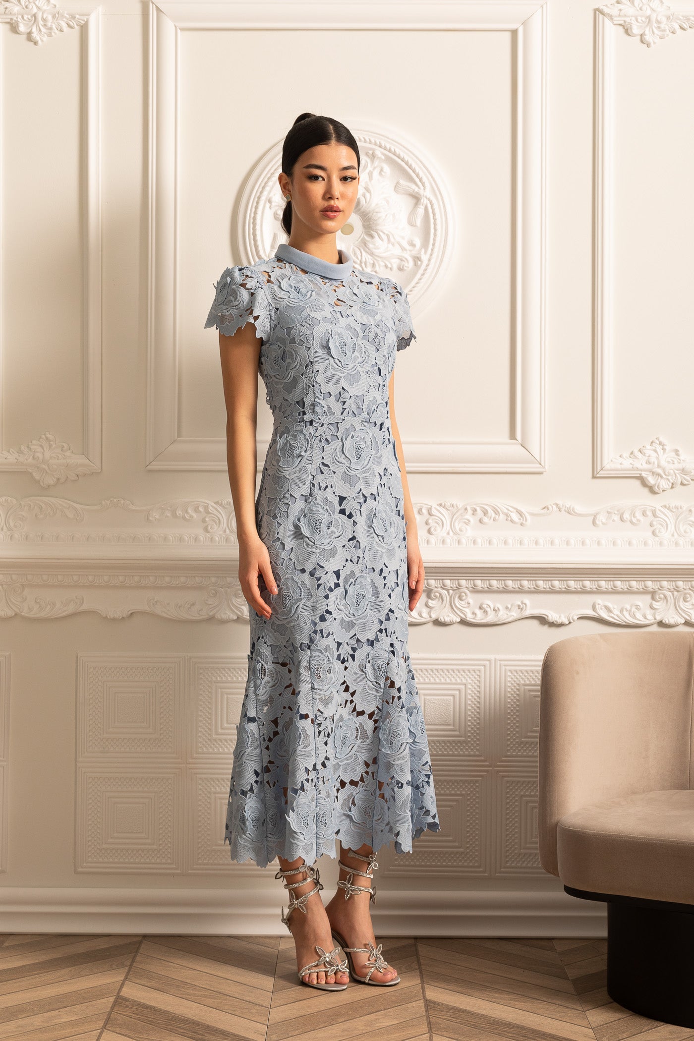 Vestido de Renda com Padrão Floral, Gola Alta e Saia Midi - Azul