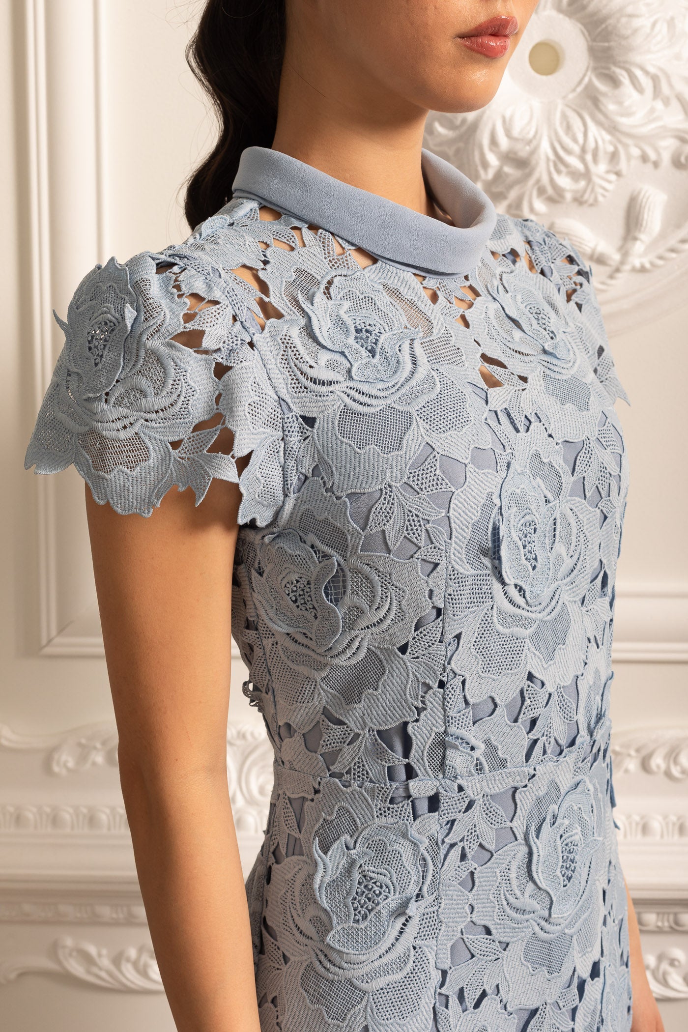 Vestido de Renda com Padrão Floral, Gola Alta e Saia Midi - Azul