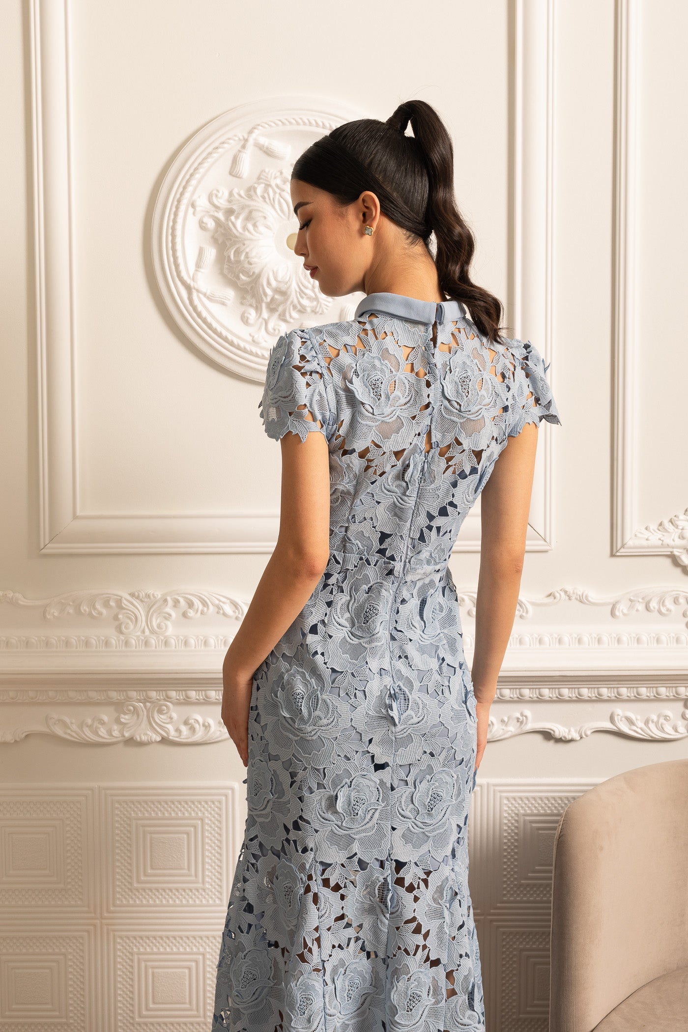 Vestido de Renda com Padrão Floral, Gola Alta e Saia Midi - Azul