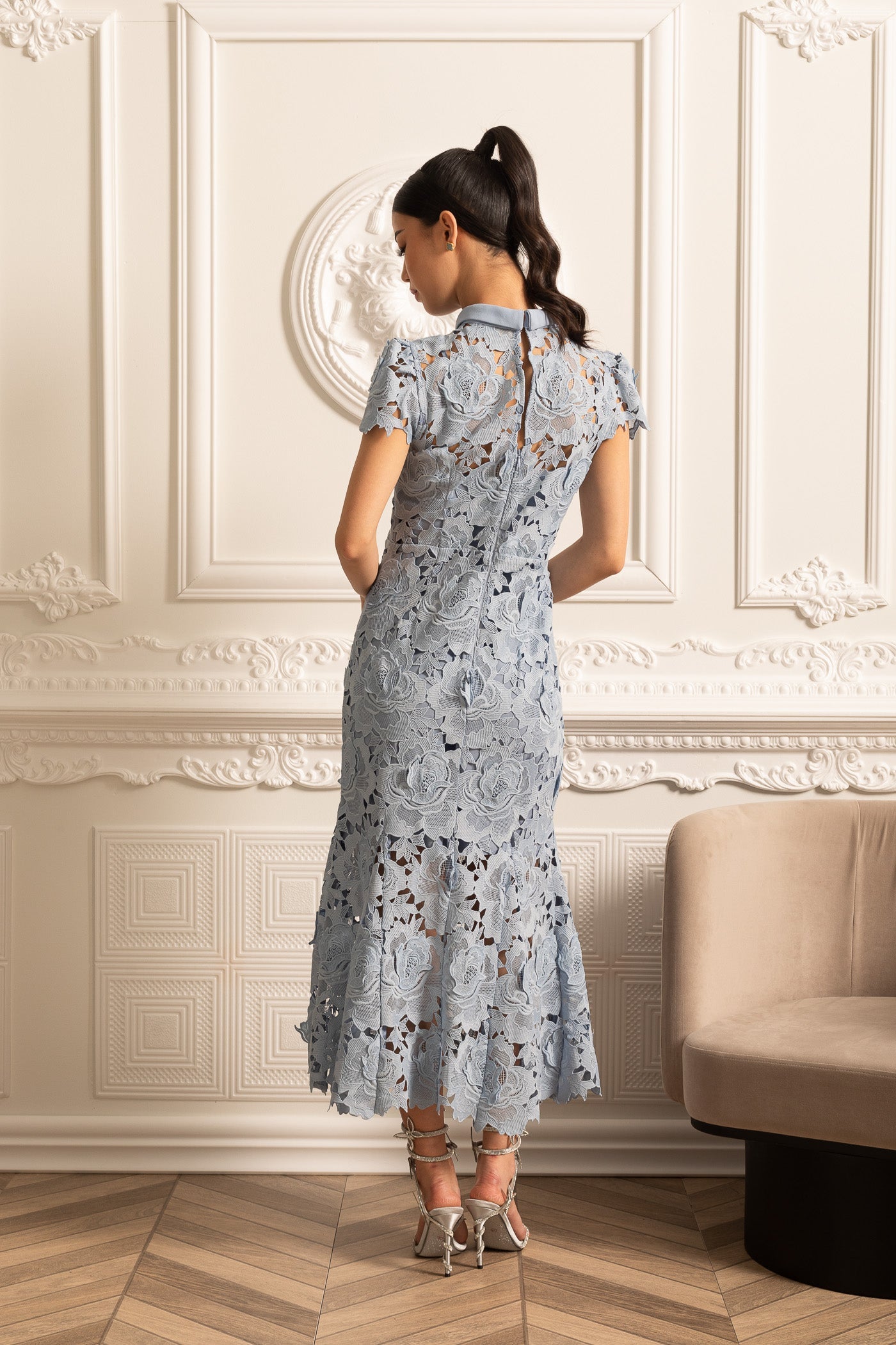 Vestido de Renda com Padrão Floral, Gola Alta e Saia Midi - Azul
