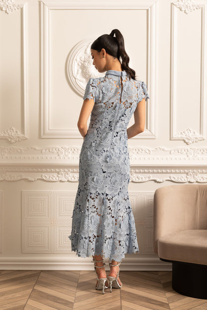 Vestido de Renda com Padrão Floral, Gola Alta e Saia Midi - Azul