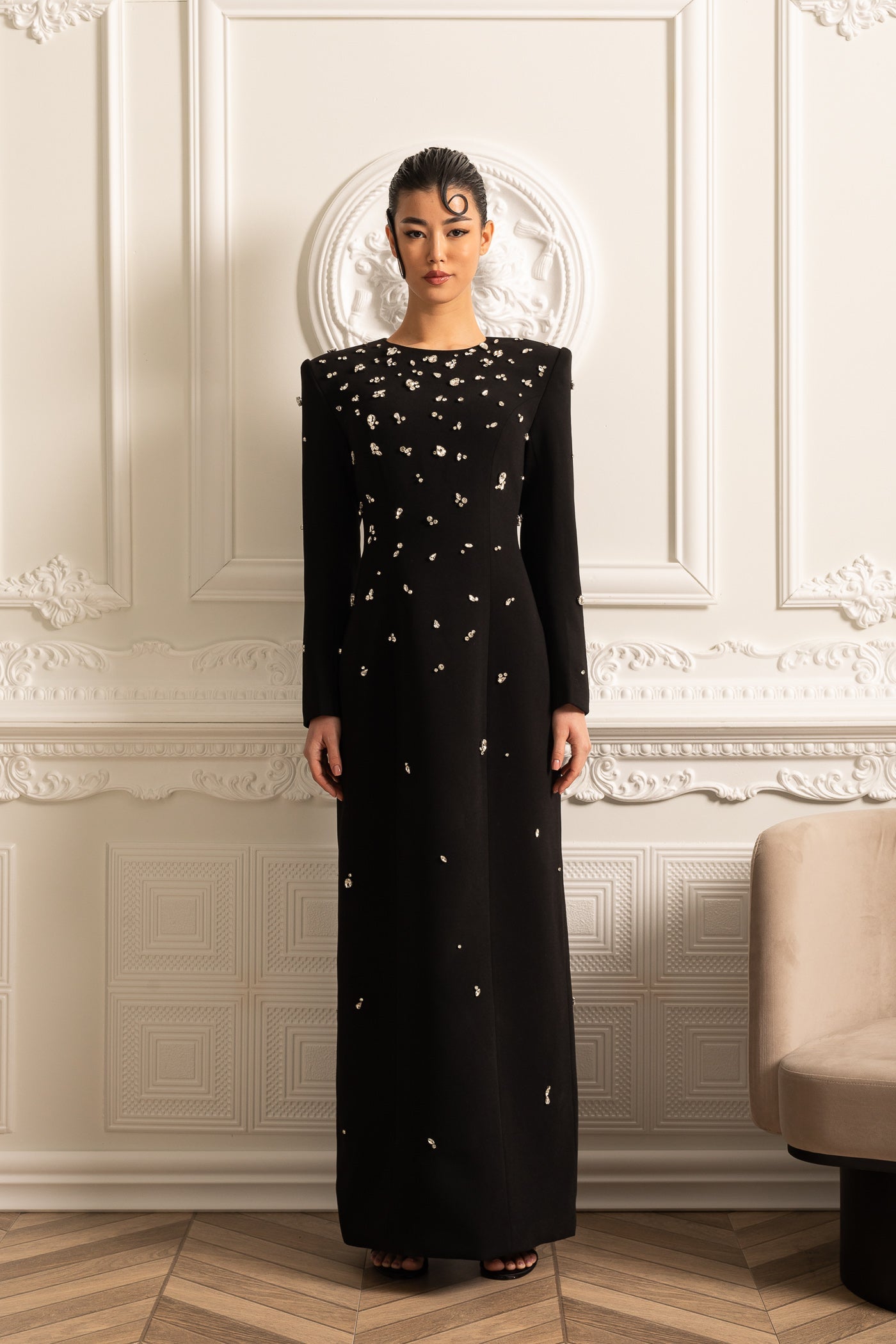 Vestido Longo Elegante Com Aplicações Brilhantes - Preto