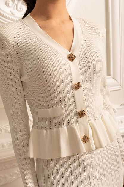 Vestido de Malha de Manga Longa com Botões Dourados e Cintura Peplum - Branco