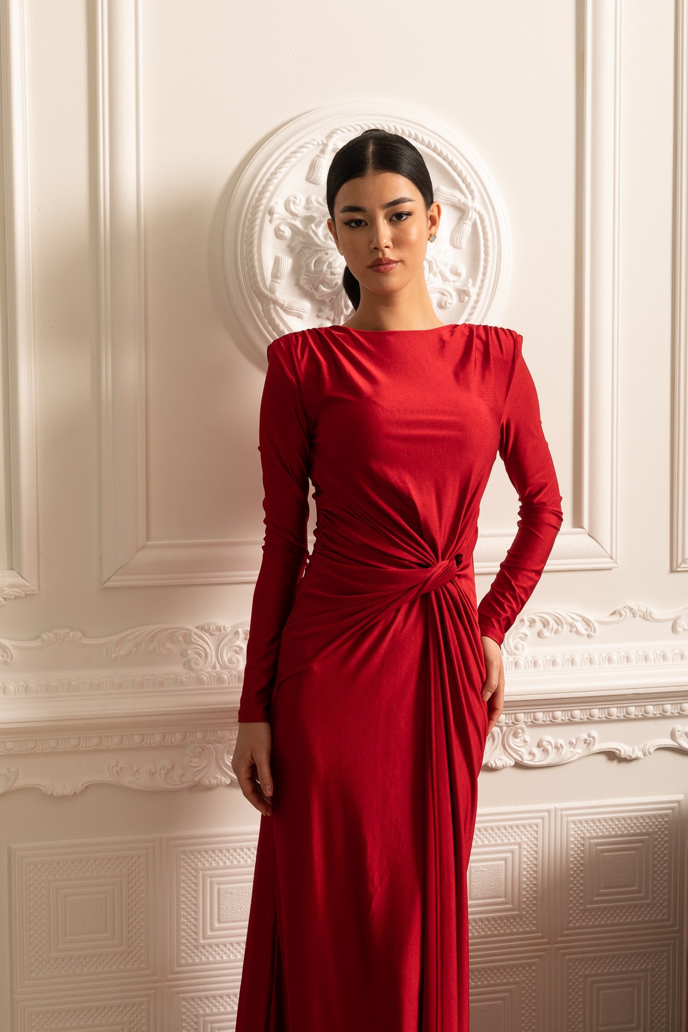 Vestido de Cetim com Mangas Longas, Drapê Lateral e Detalhe de Cintura Torcida - Vermelho