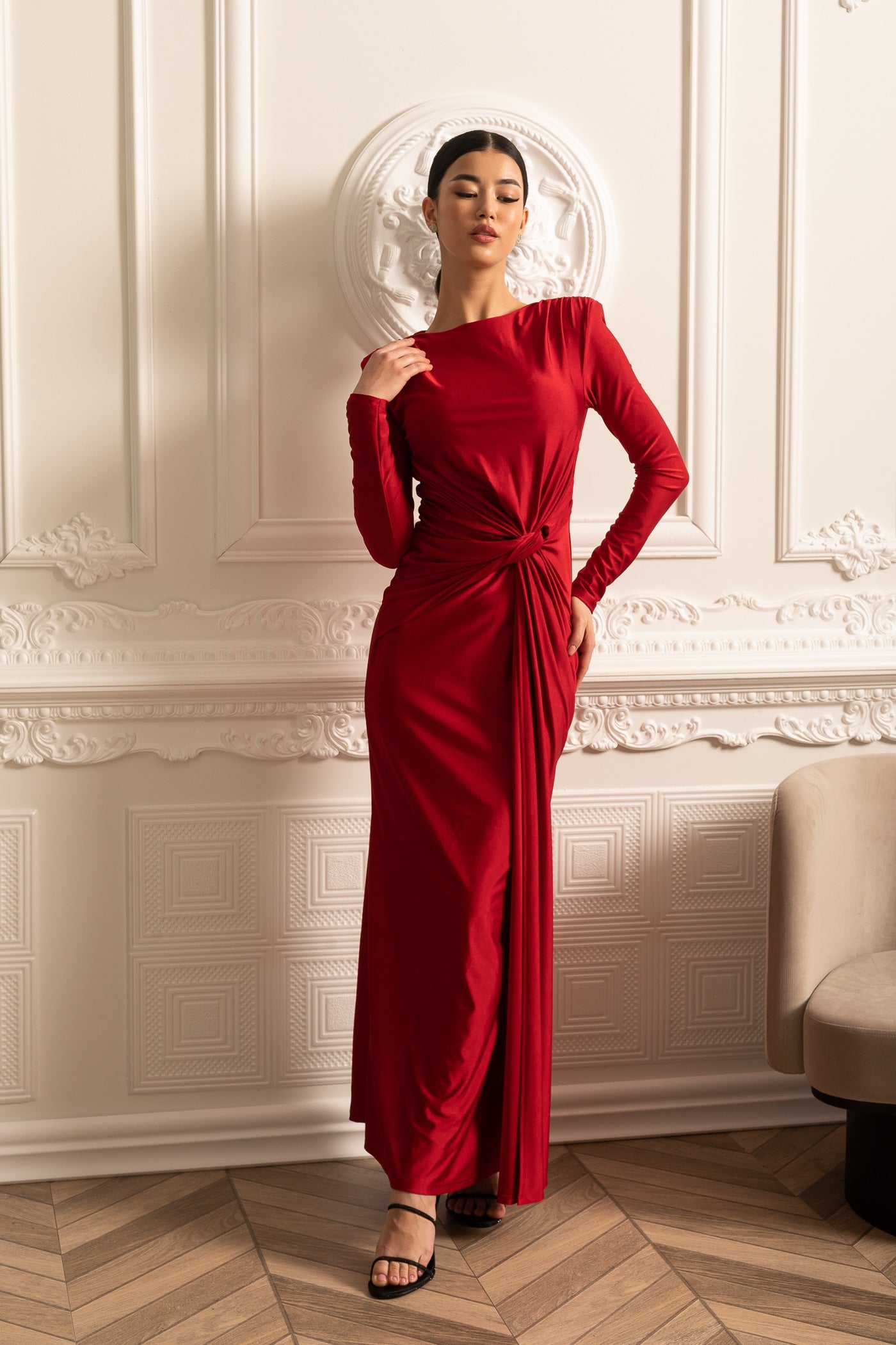Vestido de Cetim com Mangas Longas, Drapê Lateral e Detalhe de Cintura Torcida - Vermelho