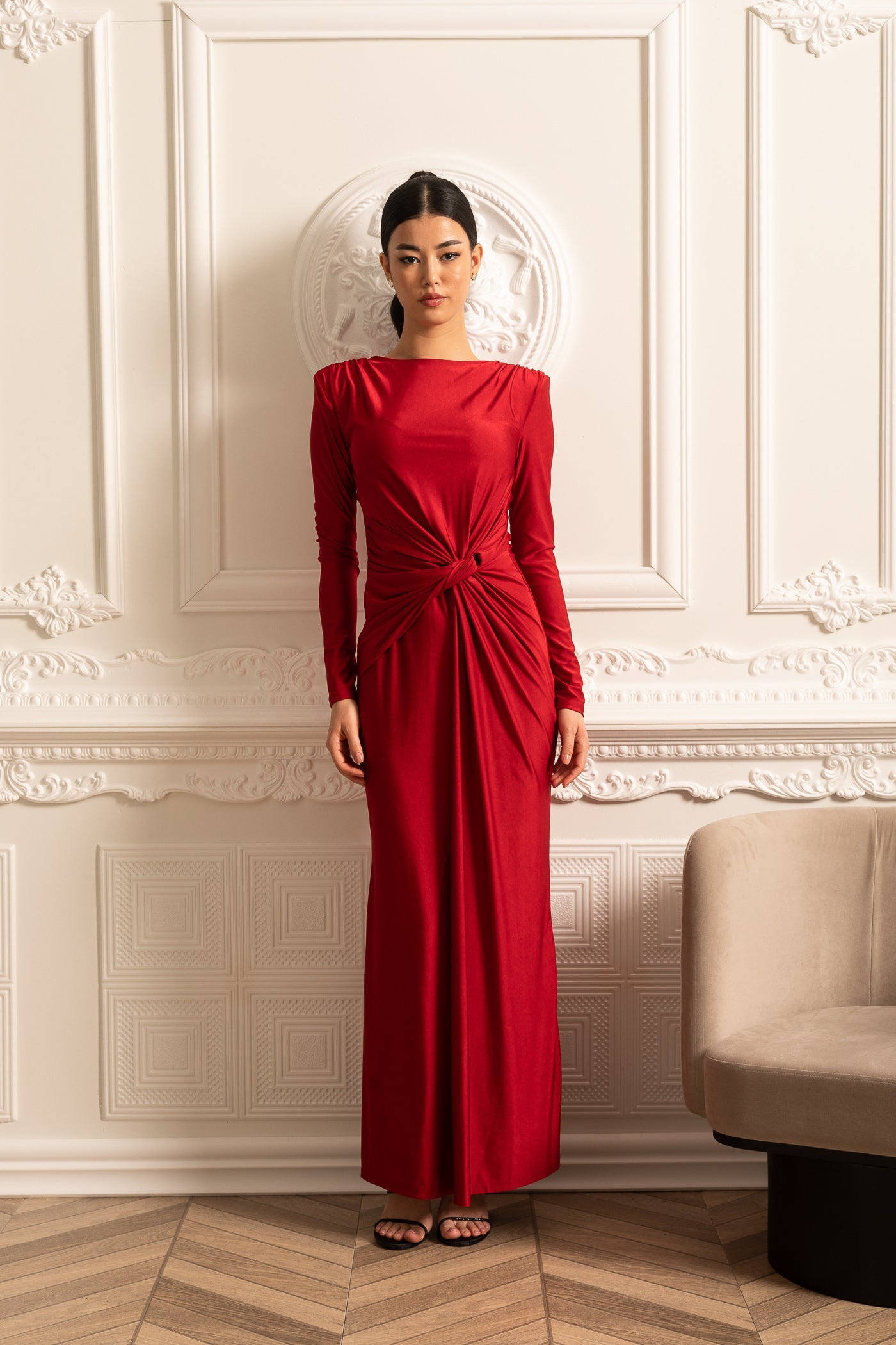 Vestido de Cetim com Mangas Longas, Drapê Lateral e Detalhe de Cintura Torcida - Vermelho