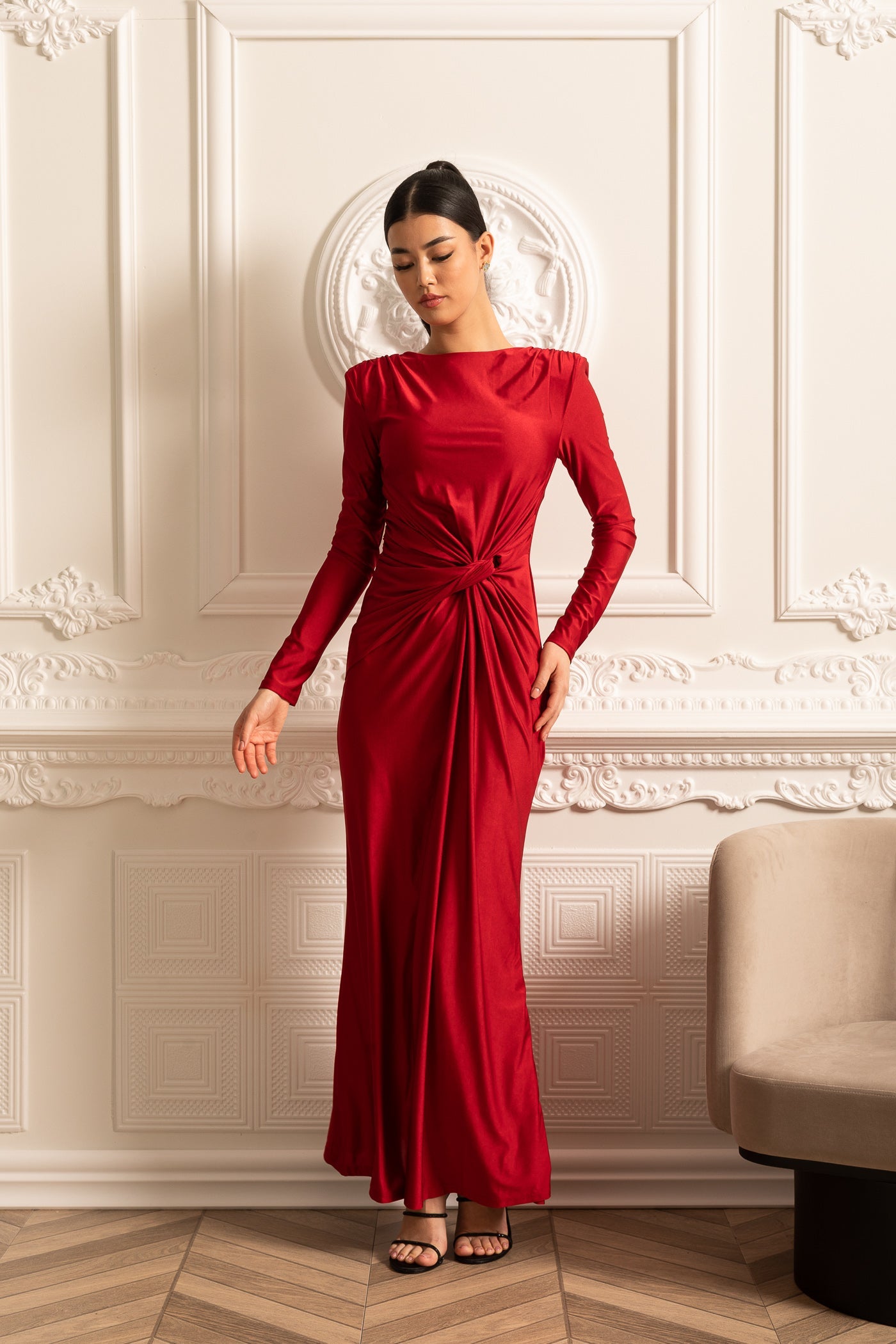 Vestido de Cetim com Mangas Longas, Drapê Lateral e Detalhe de Cintura Torcida - Vermelho