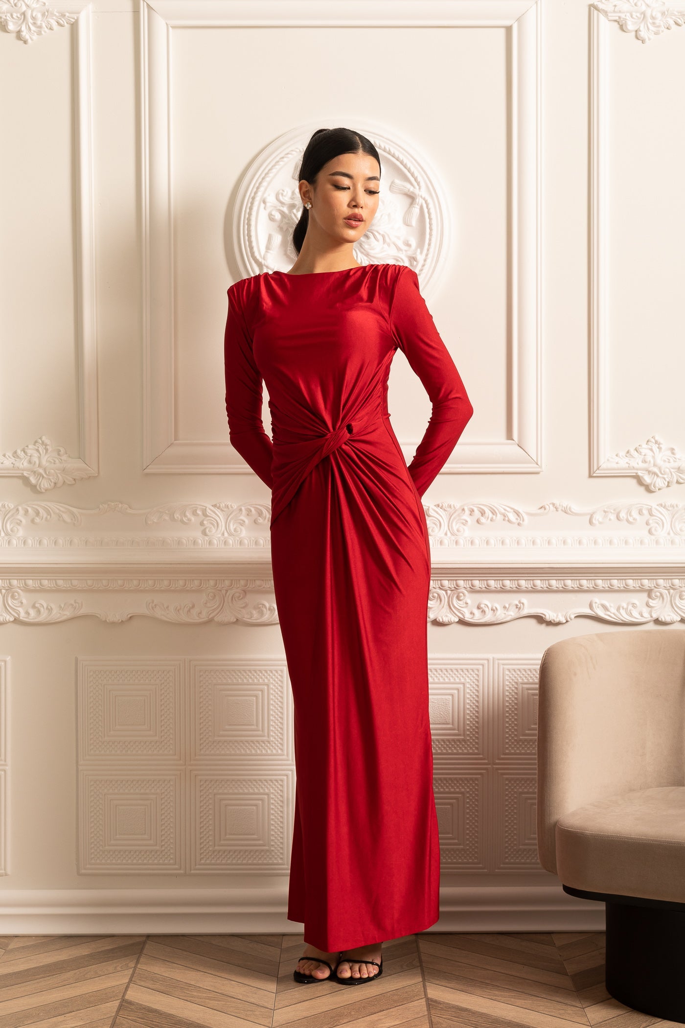 Vestido de Cetim com Mangas Longas, Drapê Lateral e Detalhe de Cintura Torcida - Vermelho