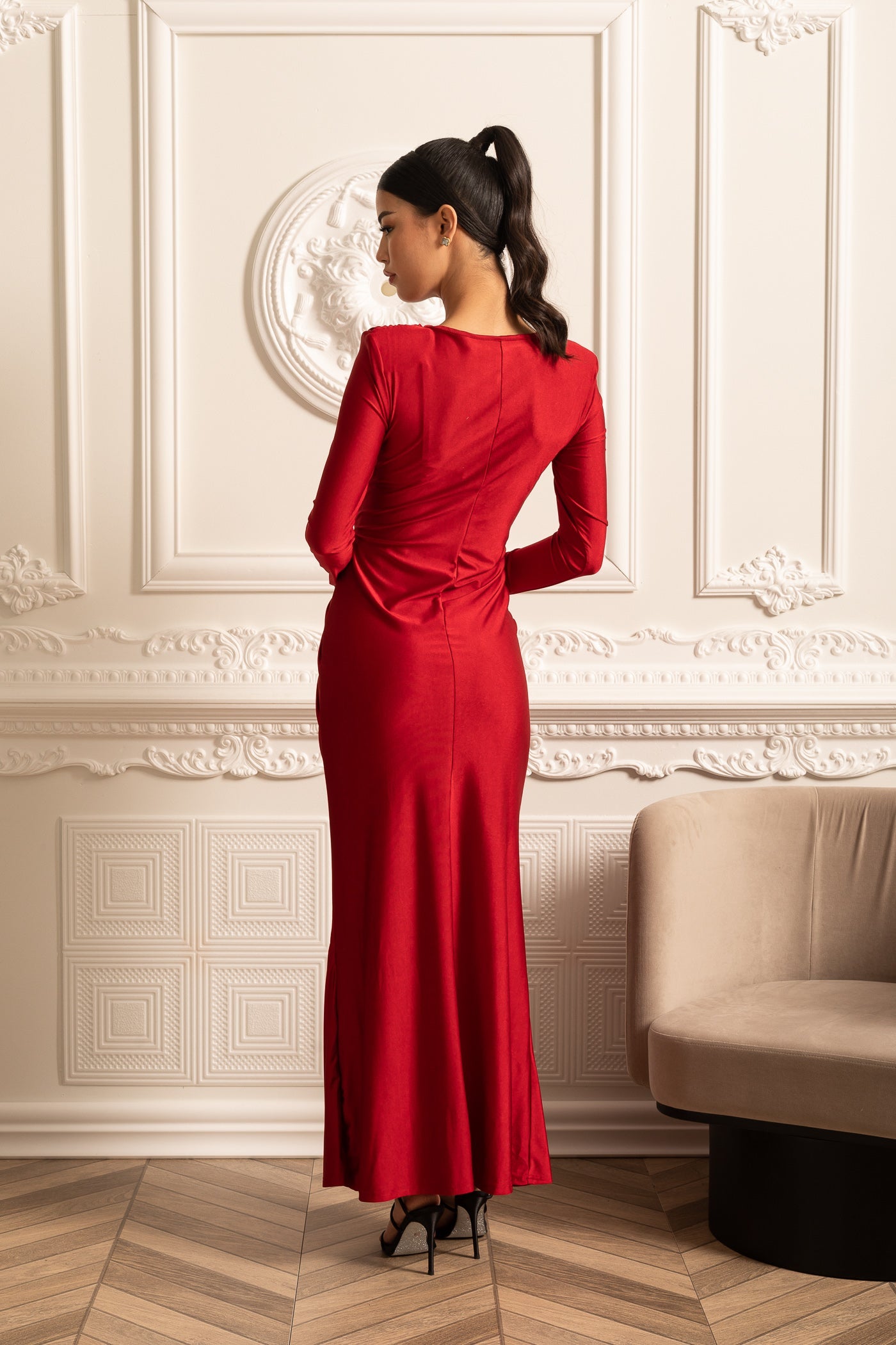 Vestido de Cetim com Mangas Longas, Drapê Lateral e Detalhe de Cintura Torcida - Vermelho