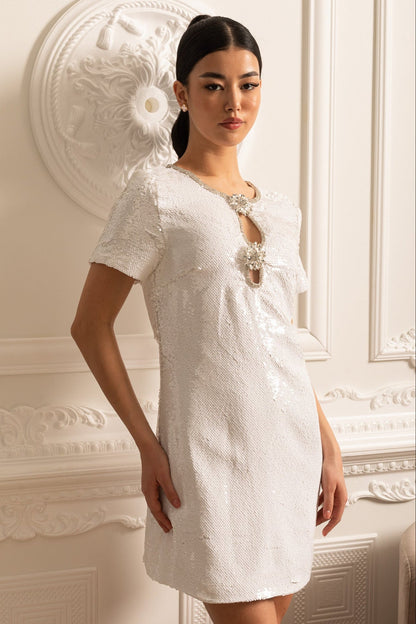 Vestido Mini de Lantejoulas com Broches Florais e Decote Brilhante - Branco