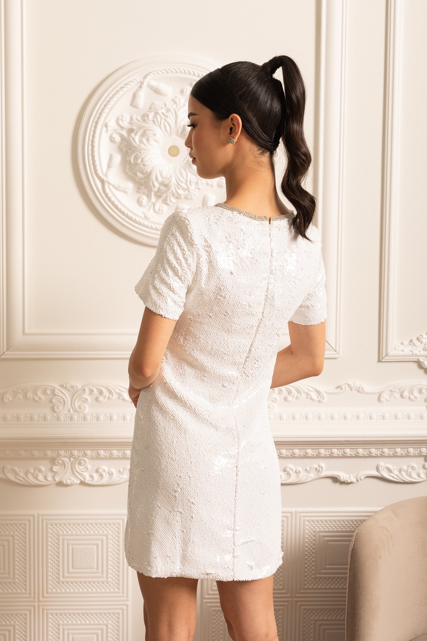 Vestido Mini de Lantejoulas com Broches Florais e Decote Brilhante - Branco