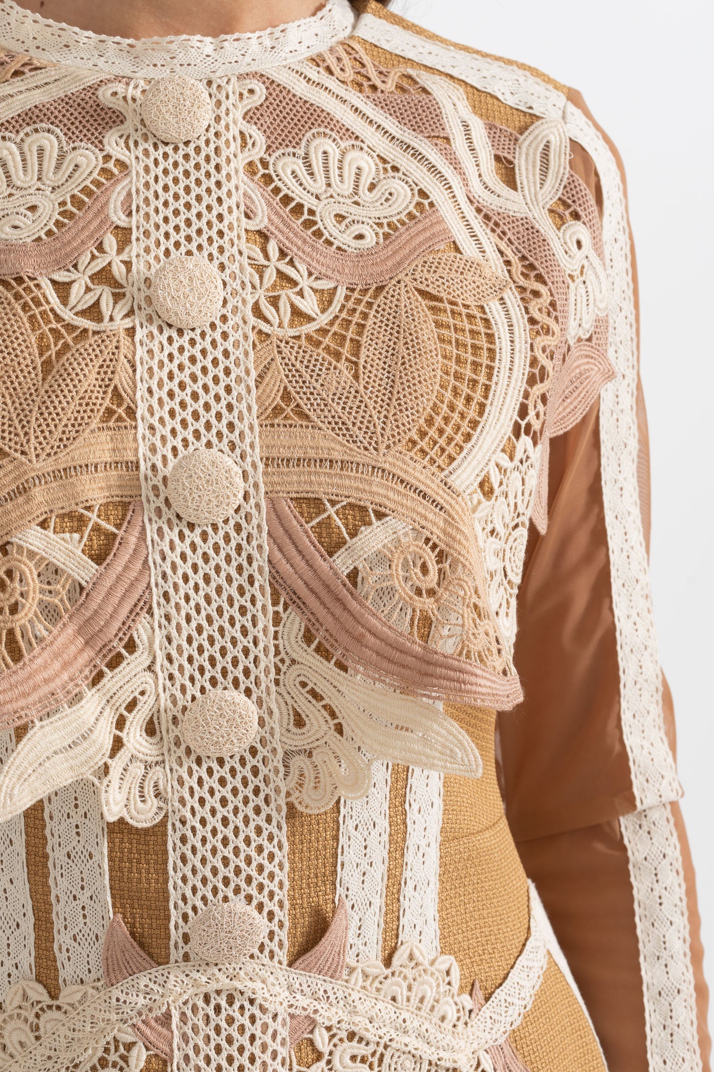 Vestido Silhueta Com Detalhes em Renda em Camadas - Castanho/Bege