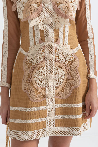 Vestido Silhueta Com Detalhes em Renda em Camadas - Castanho/Bege