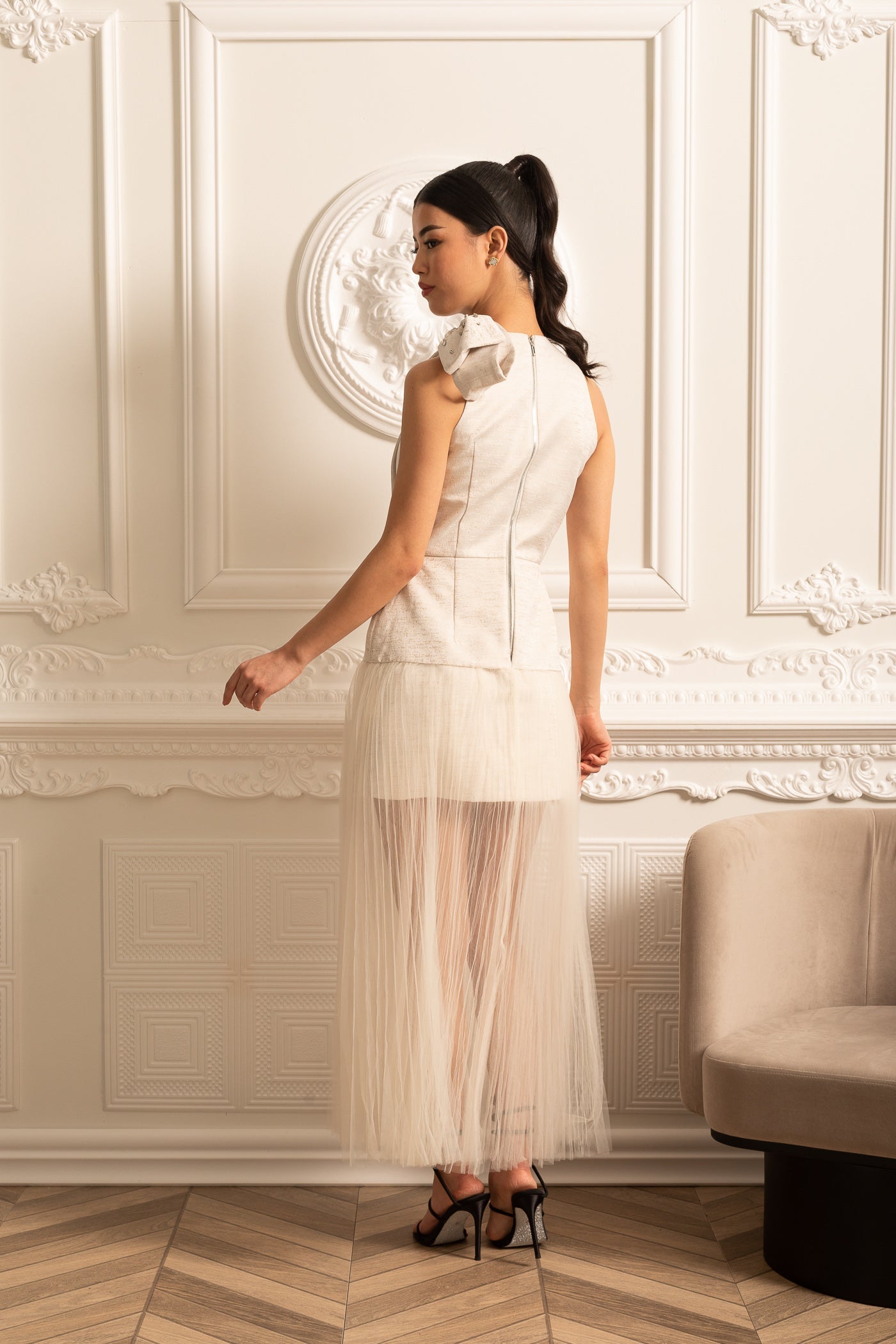 Vestido Elegante Com Saia Plissada De Tule, Laço No Ombro E Aplicações Brilhantes - Ivoire