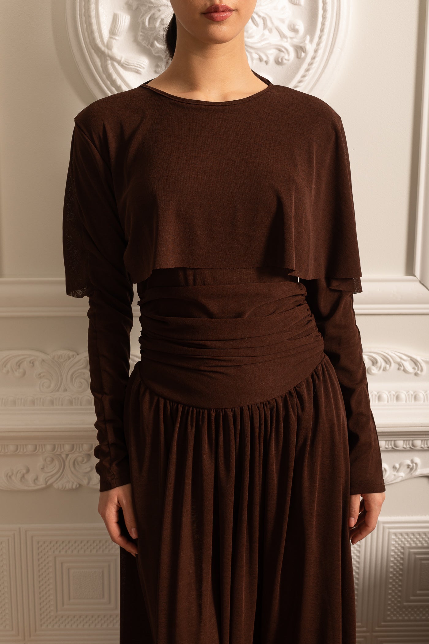 Vestido Elegante Com Cintura Plissada, Saia Maxi Plissada E Top Camponesa - Castanho