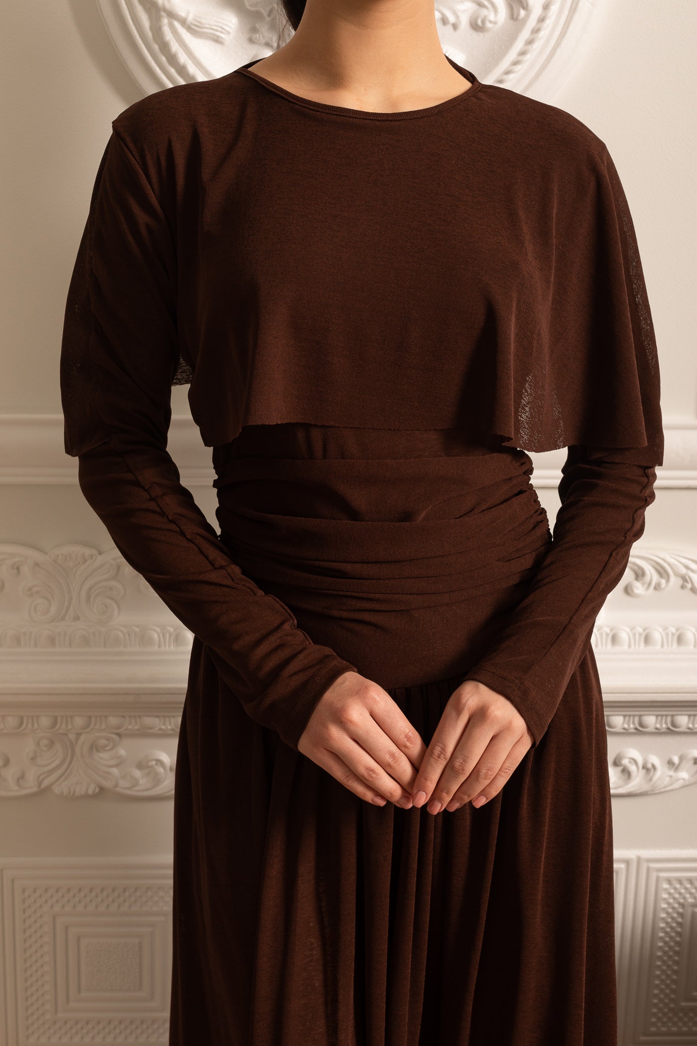 Vestido Elegante Com Cintura Plissada, Saia Maxi Plissada E Top Camponesa - Castanho