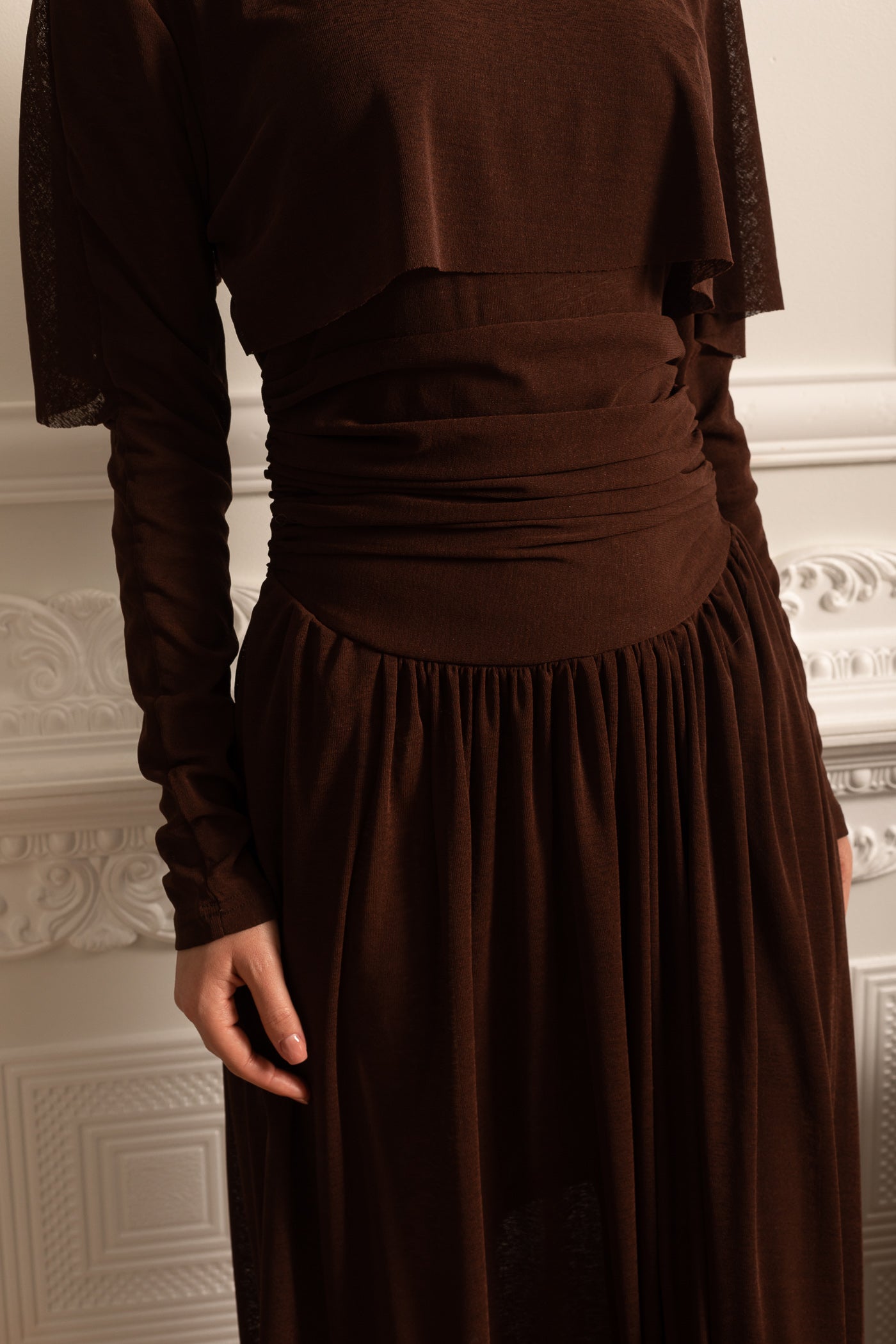 Vestido Elegante Com Cintura Plissada, Saia Maxi Plissada E Top Camponesa - Castanho