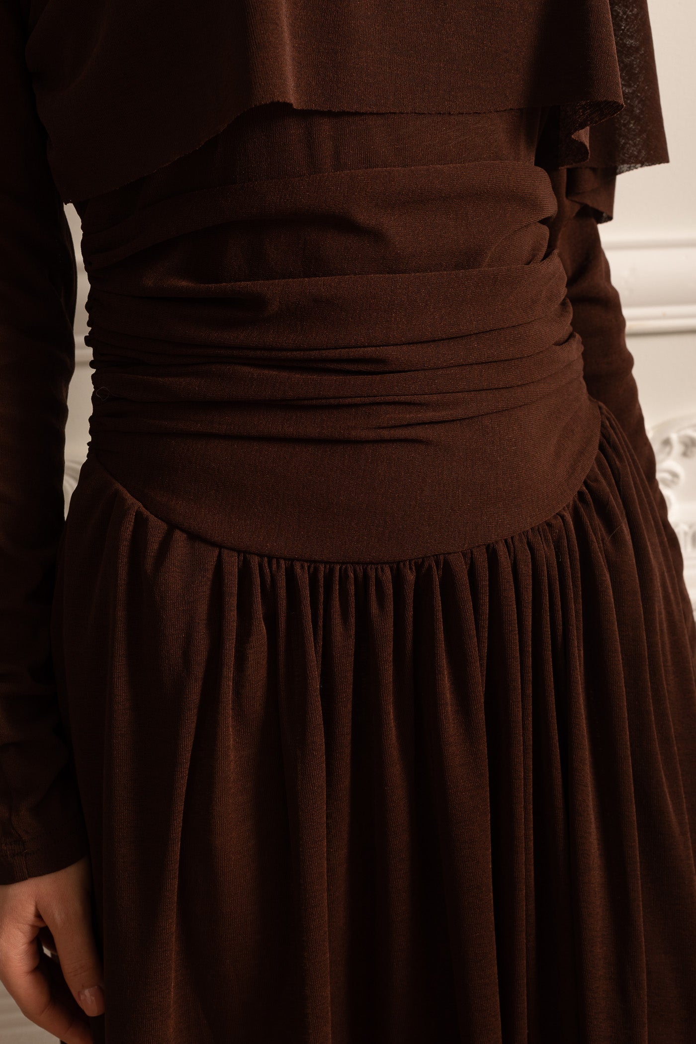 Vestido Elegante Com Cintura Plissada, Saia Maxi Plissada E Top Camponesa - Castanho