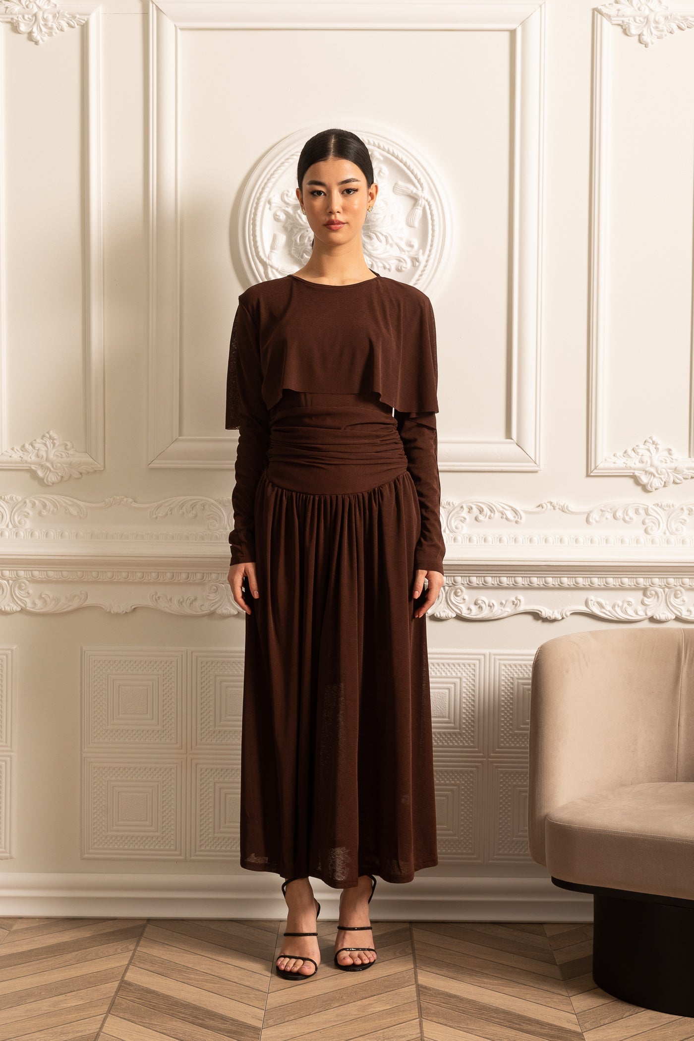 Vestido Elegante Com Cintura Plissada, Saia Maxi Plissada E Top Camponesa - Castanho