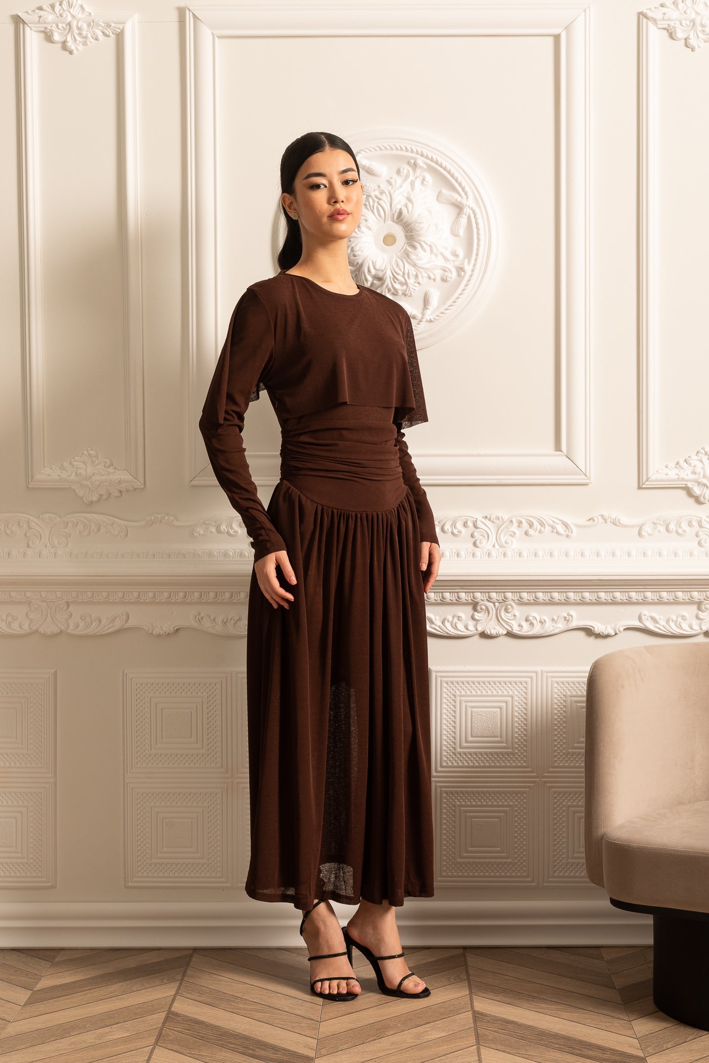 Vestido Elegante Com Cintura Plissada, Saia Maxi Plissada E Top Camponesa - Castanho