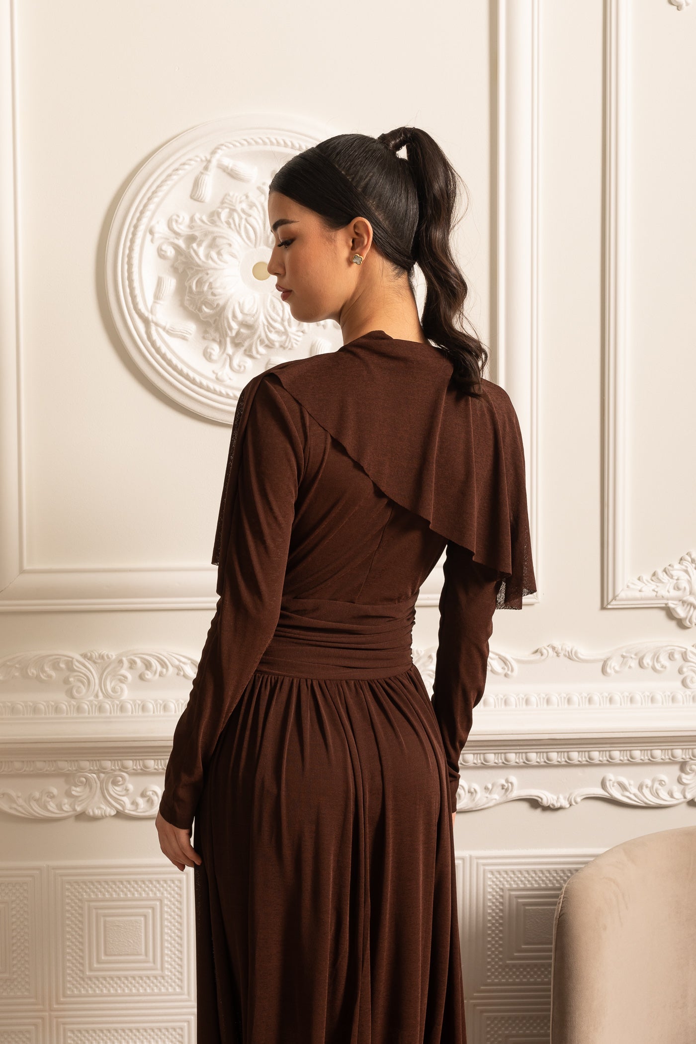 Vestido Elegante Com Cintura Plissada, Saia Maxi Plissada E Top Camponesa - Castanho
