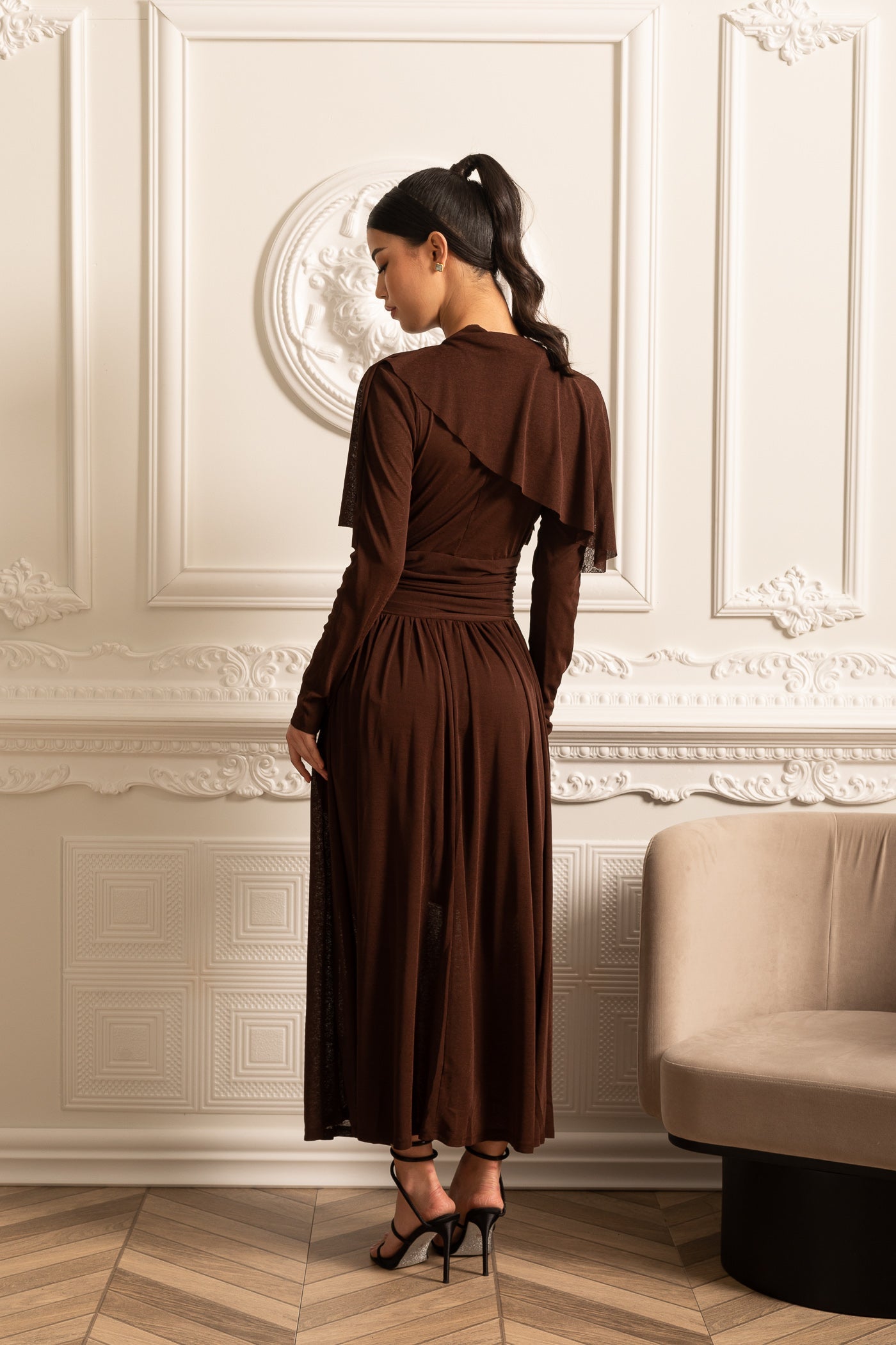 Vestido Elegante Com Cintura Plissada, Saia Maxi Plissada E Top Camponesa - Castanho