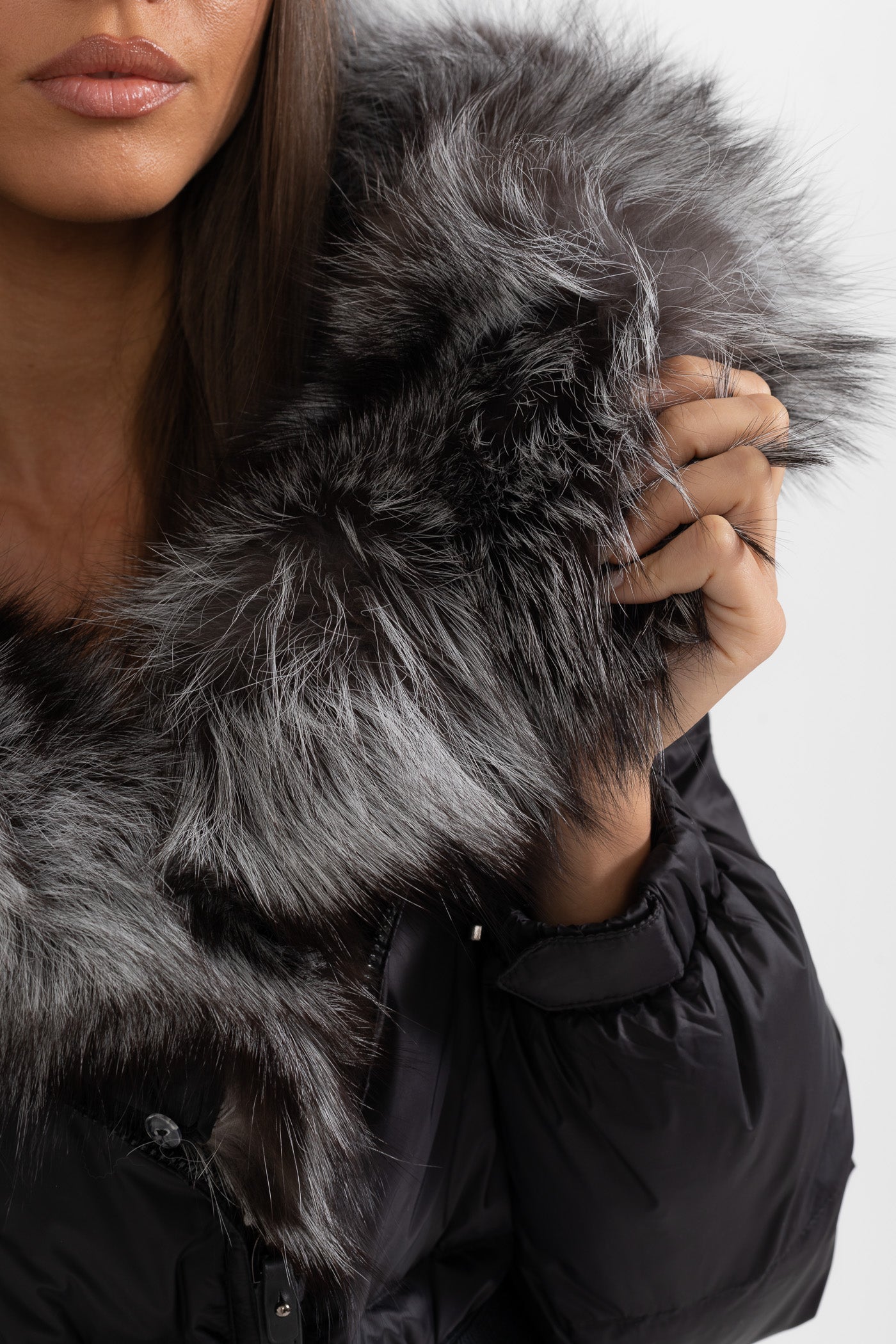 Casaco Puffer Longo com Capuz Forrado a Pele de Raposa Cinza - Preto