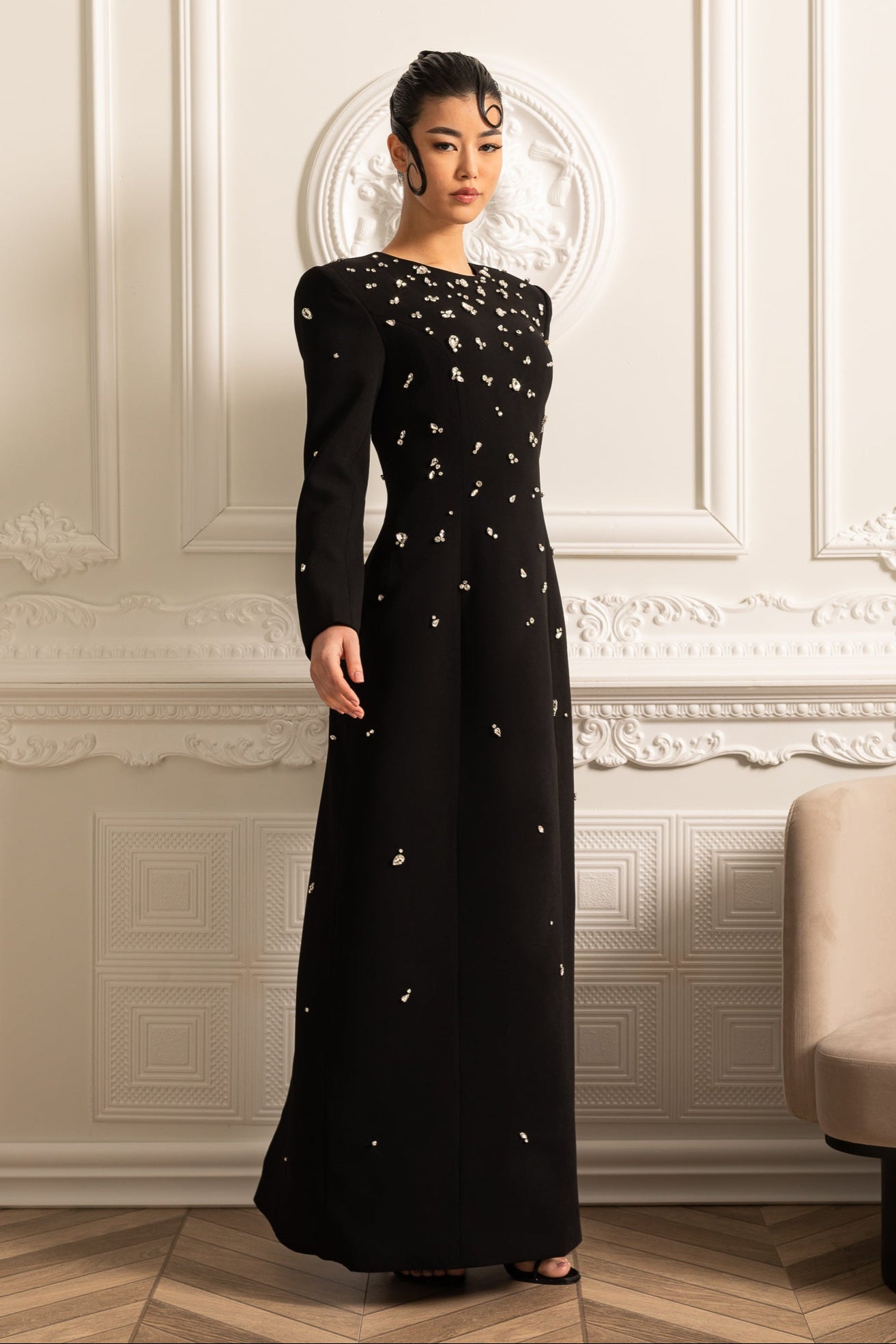 Vestido Longo Elegante Com Aplicações Brilhantes - Preto