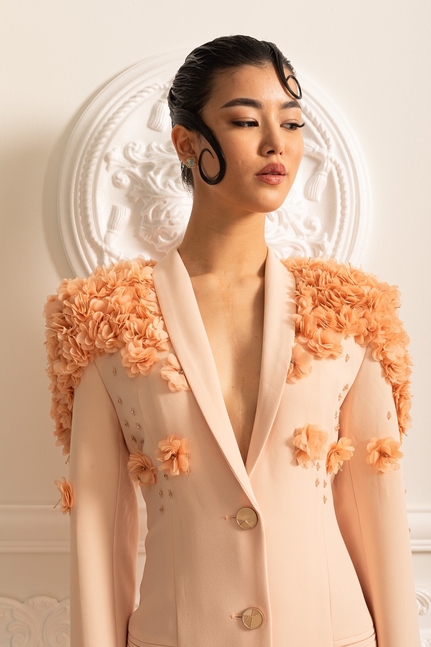 Sobretudo Longo Com Acentos Florais 3D Contrastantes Nos Ombros E Costas - Pêssego