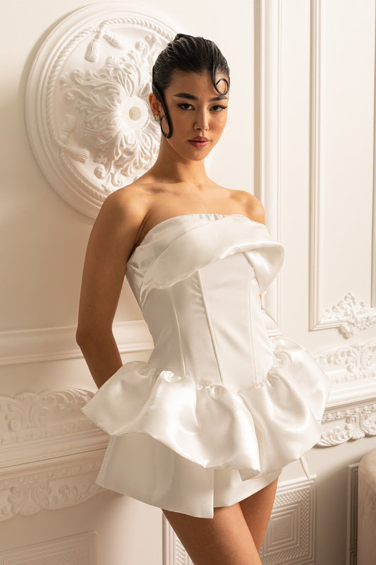 Vestido Mini de Cetim com Corpete Ajustado e Saia com Volantes - Branco