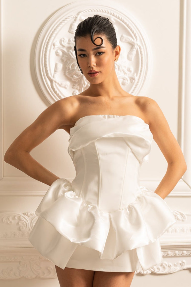 Vestido Mini de Cetim com Corpete Ajustado e Saia com Volantes - Branco