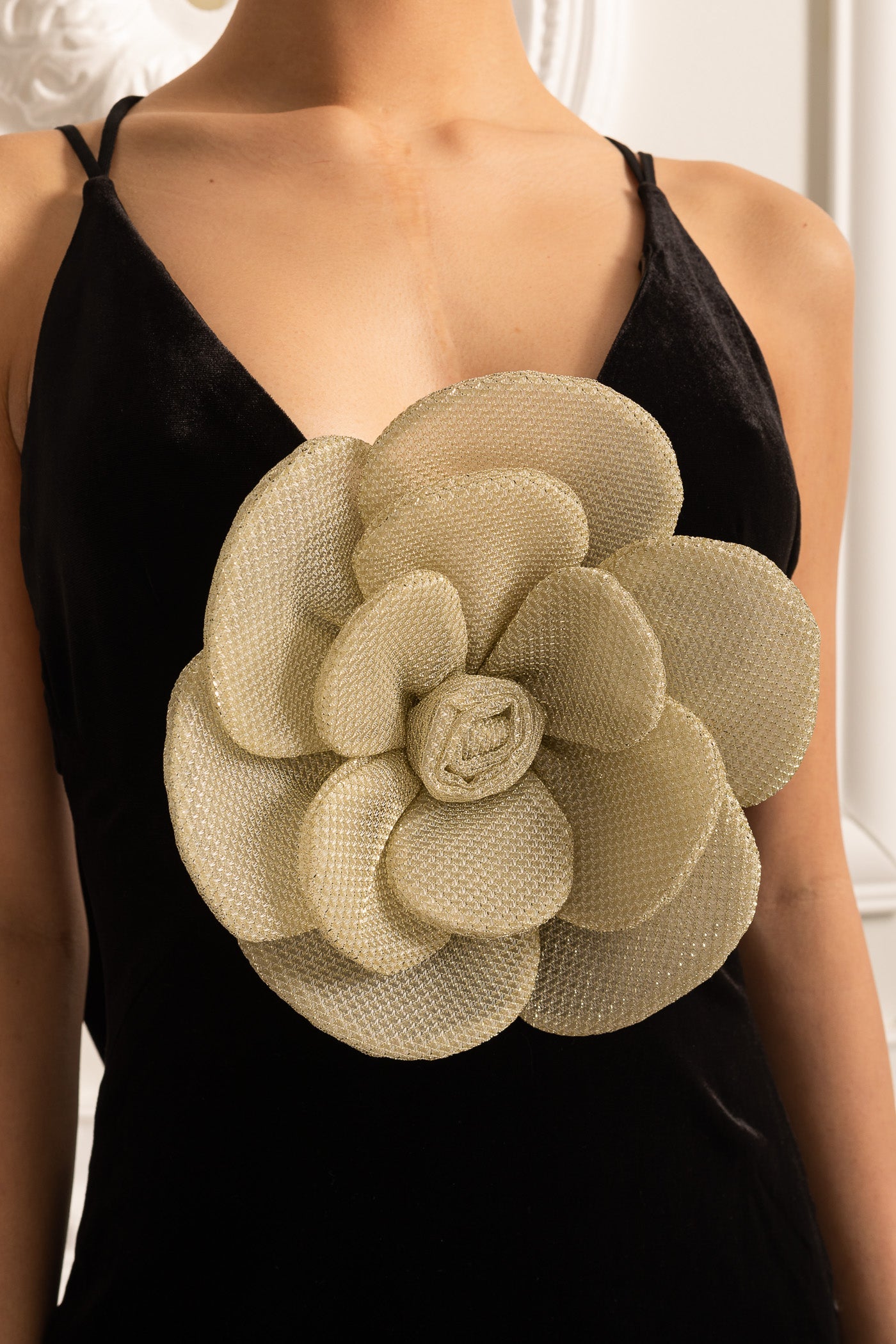 Vestido Floral Decorado com Corte nas Costas - Preto