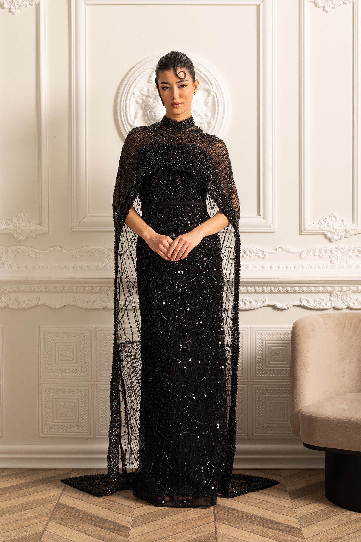 Vestido Glamouroso com Contas e Véu Destacável - Preto