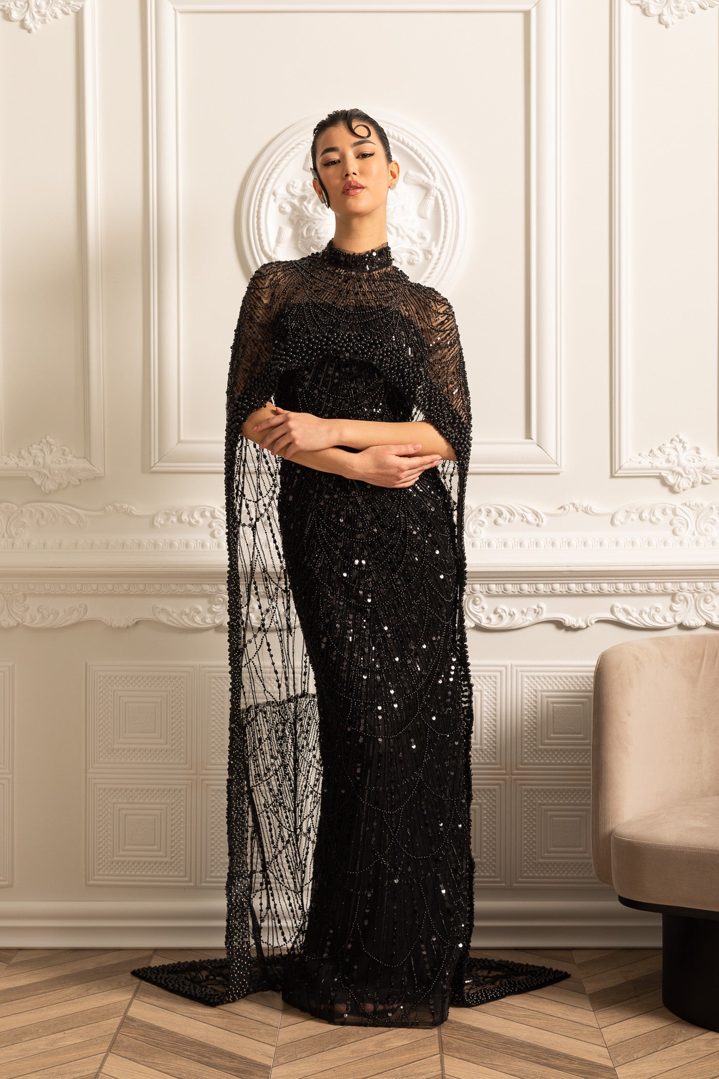 Vestido Glamouroso com Contas e Véu Destacável - Preto