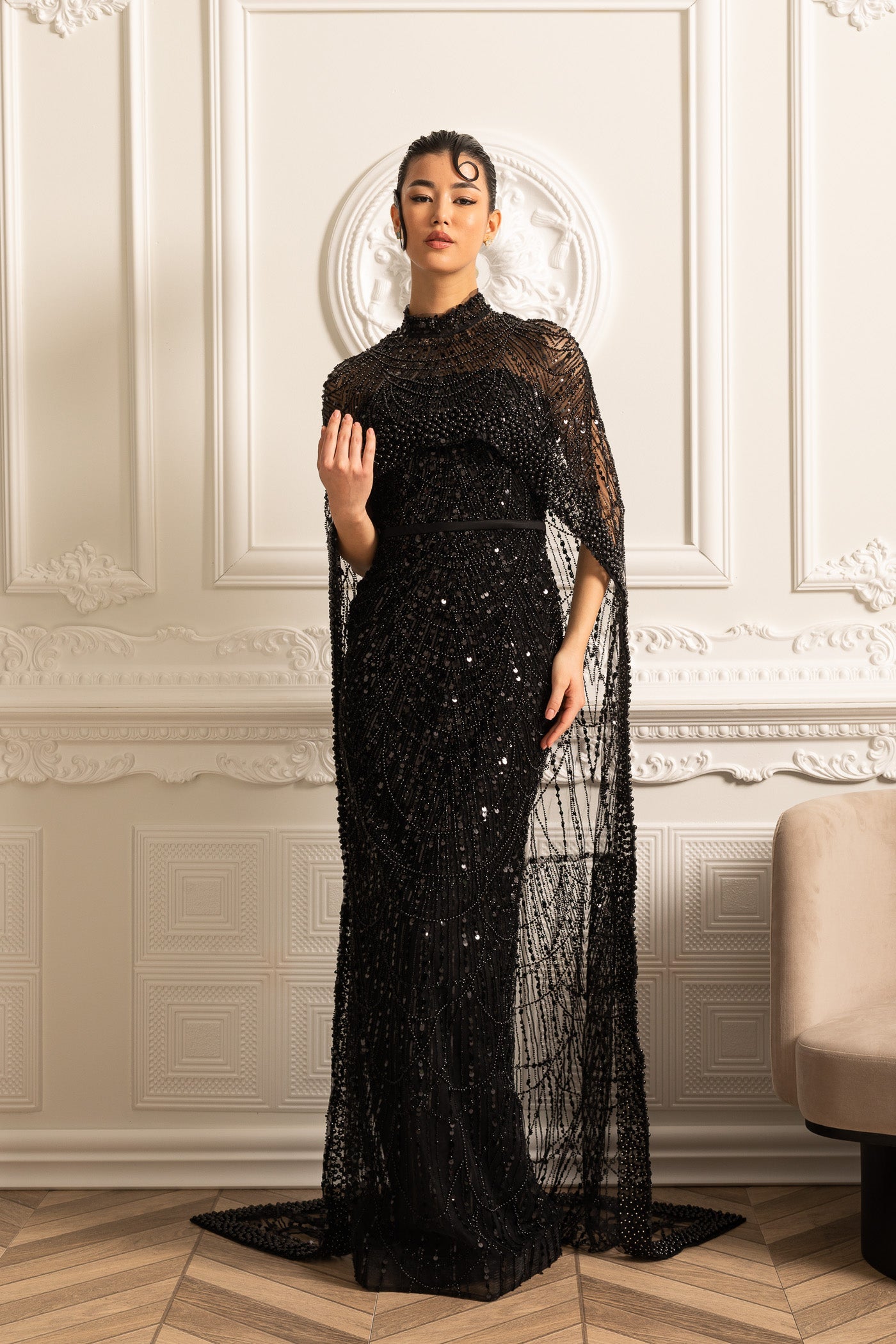 Vestido Glamouroso com Contas e Véu Destacável - Preto