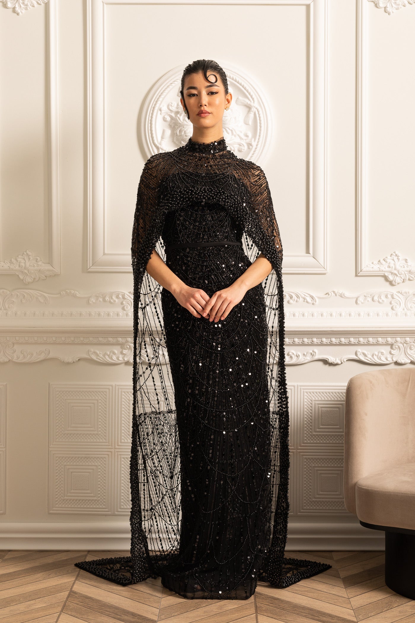Vestido Glamouroso com Contas e Véu Destacável - Preto