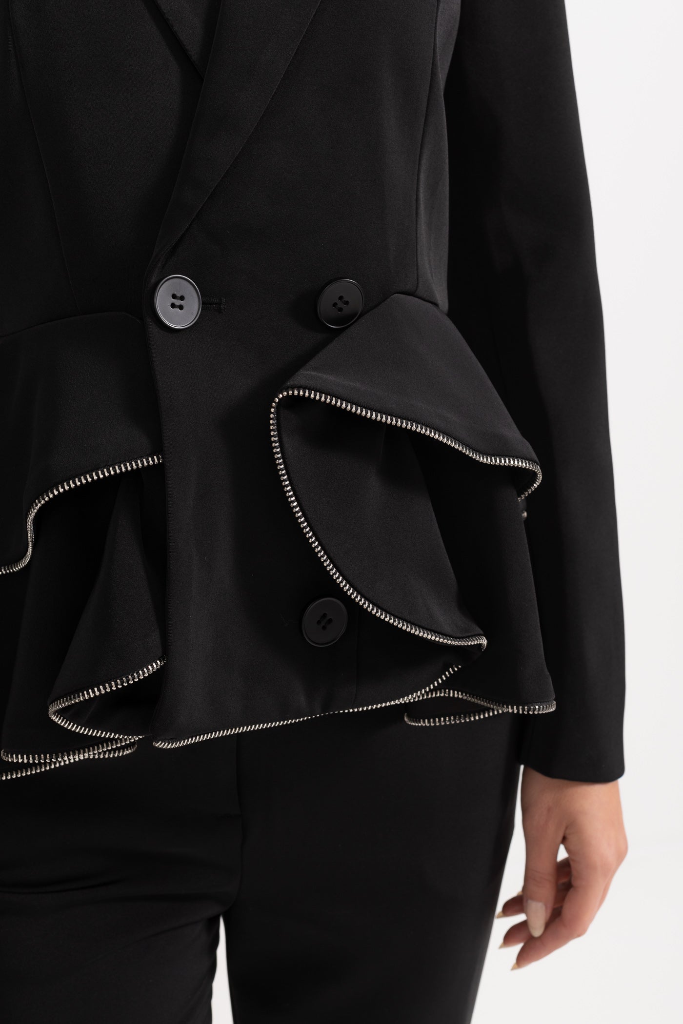 Conjunto Co-Ord Contemporâneo Com Detalhes Ruffle E Zíperes - Preto