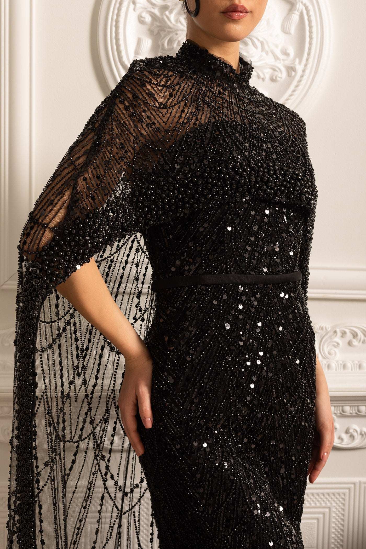 Vestido Glamouroso com Contas e Véu Destacável - Preto