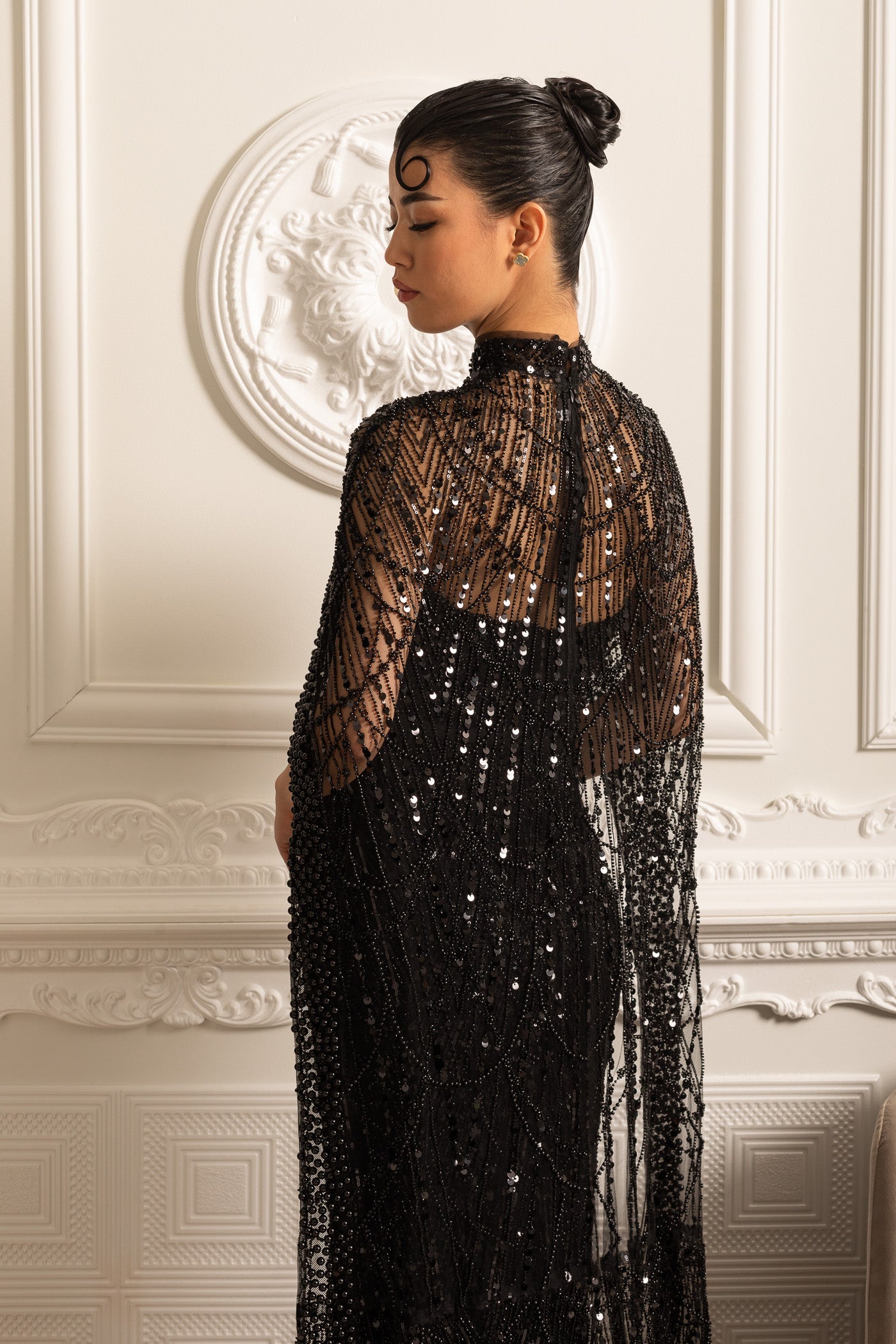 Vestido Glamouroso com Contas e Véu Destacável - Preto