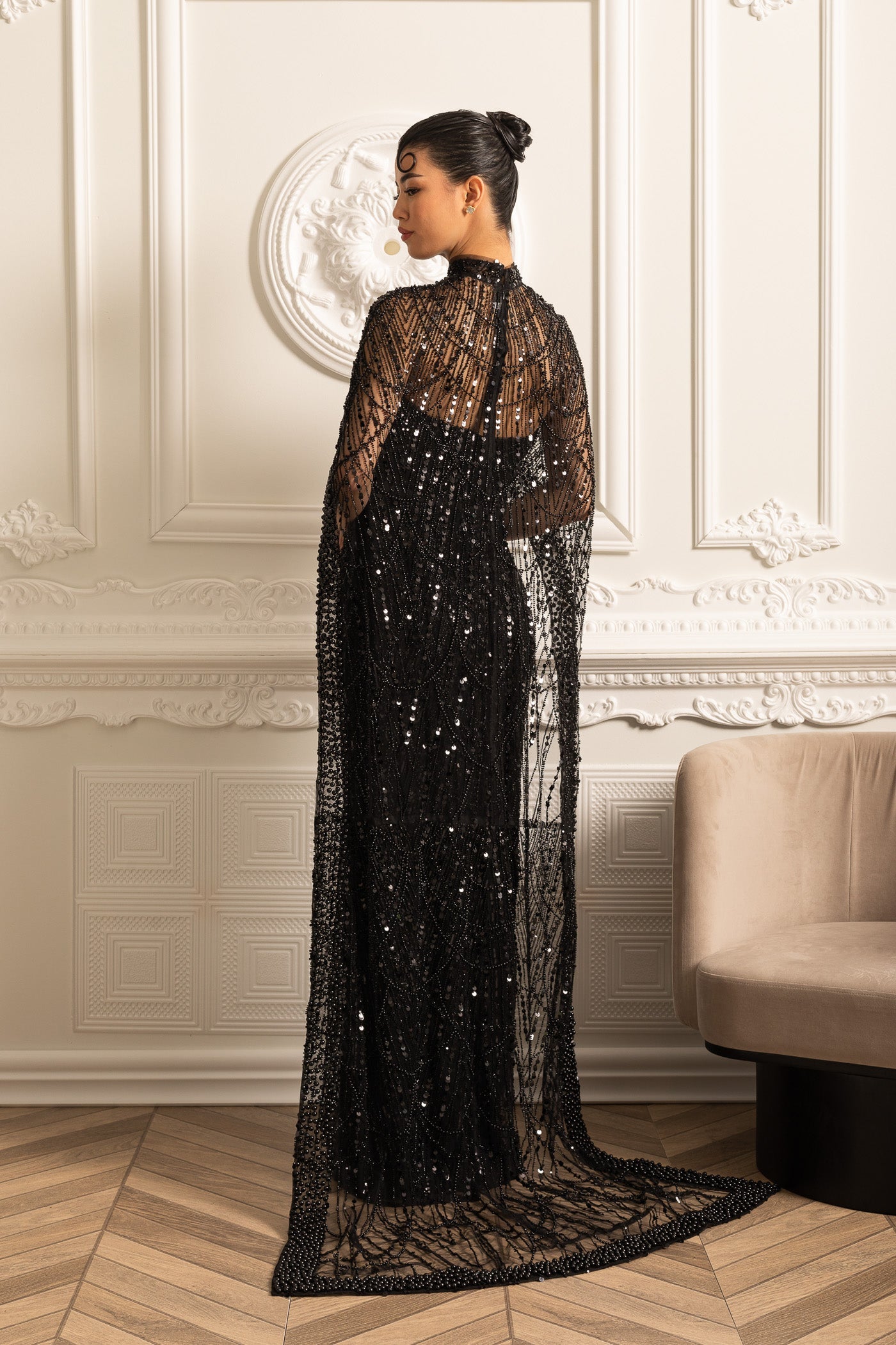 Vestido Glamouroso com Contas e Véu Destacável - Preto