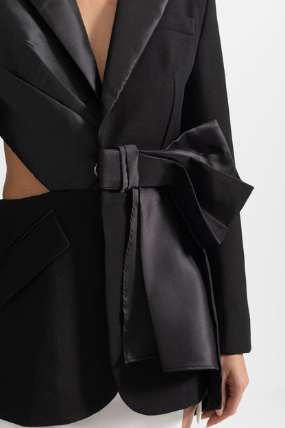 Blazer Assimétrico Exquisito Com Corte nas Costas - Preto
