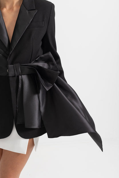 Blazer Assimétrico Exquisito Com Corte nas Costas - Preto
