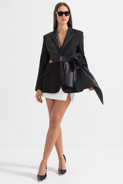 Blazer Assimétrico Exquisito Com Corte nas Costas - Preto