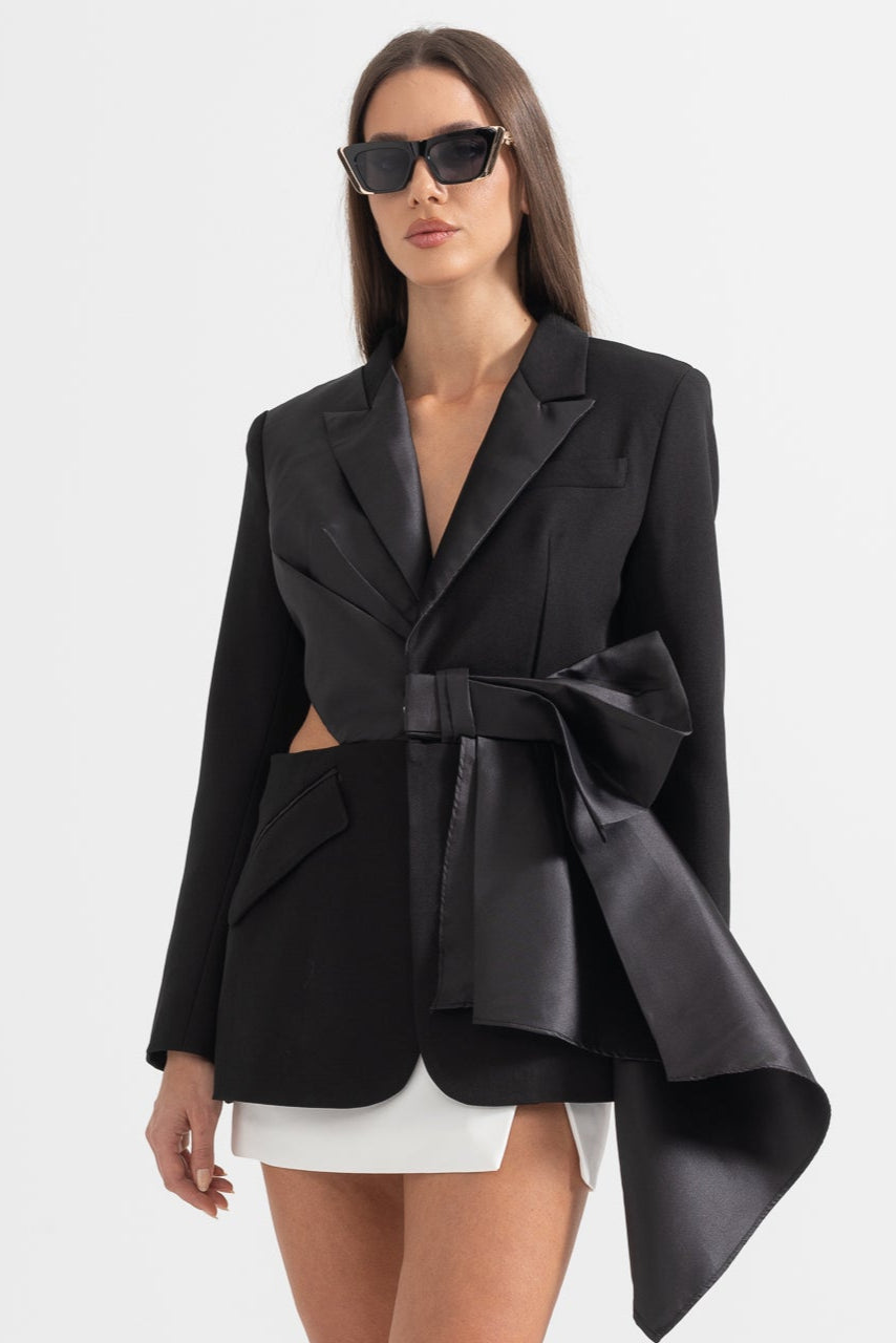 Blazer Assimétrico Exquisito Com Corte nas Costas - Preto