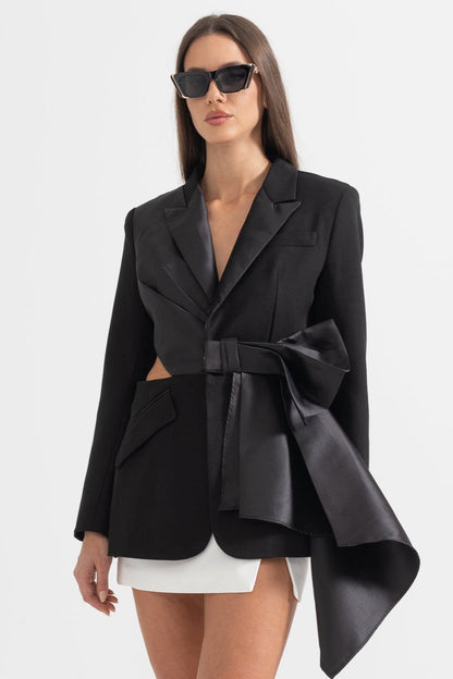 Blazer Assimétrico Exquisito Com Corte nas Costas - Preto