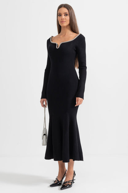 Vestido de Manga Longa com Corpete Justo e Barra Largada - Preto