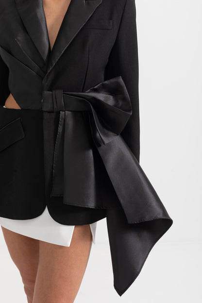 Blazer Assimétrico Exquisito Com Corte nas Costas - Preto