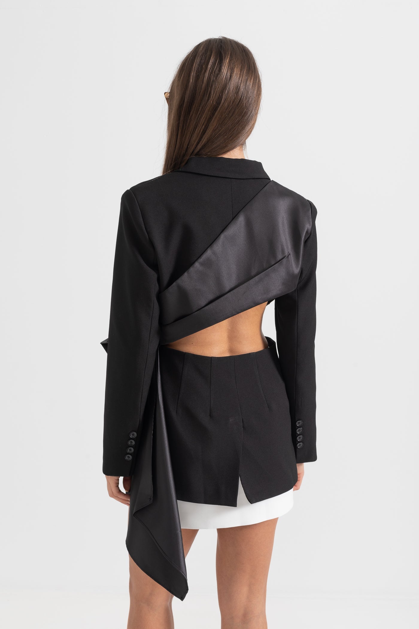 Blazer Assimétrico Exquisito Com Corte nas Costas - Preto